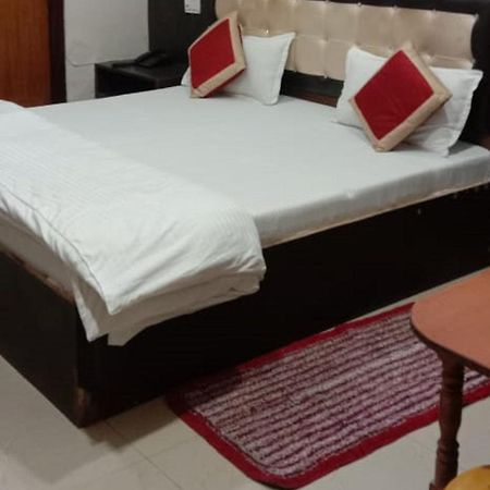 Jaya Palace Hotel By Wb Inn Dhaulpur Esterno foto